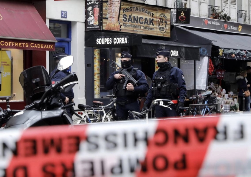 Parigi: l’attacco xenofobo di un 69enne contro i curdi con tre morti. Scontri con la polizia