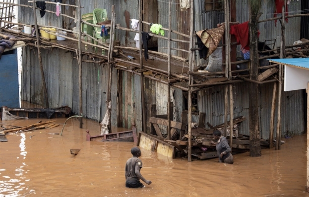 Kenya: la rottura di una diga a Nord di Nairobi provoca oltre 40 vittime. Da marzo le piogge hanno causato 103 morti