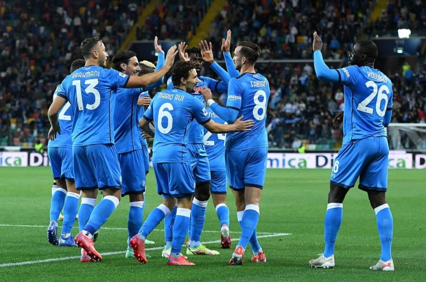 Calcio: il Napoli cala il poker contro l&#039;Udinese ed ora è solo in testa alla classifica di serie A