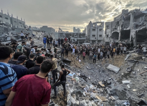Bombe israeliane sul campo profughi di Jabalya. Borrell (Ue): “Garantire i civili è un obbligo”