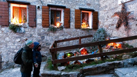 Voglia di atmosfera natalizia con i tradizionali presepi del Friuli Venezia Giulia dal Lago di Cornino a Ronchi dei Legionari