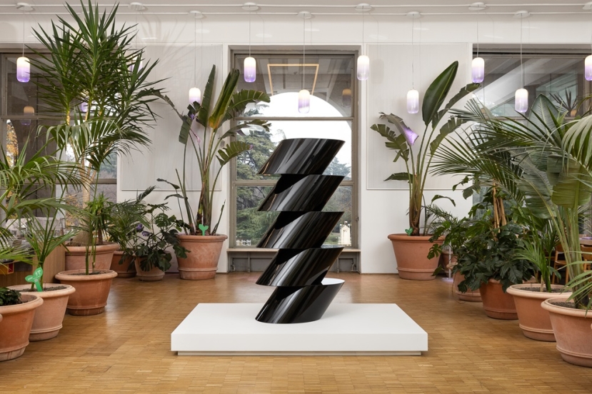 Triennale Milano: il totem Saetta dell’artista Alice Ronchi arriva negli spazi creati dall’architetto Cipelletti