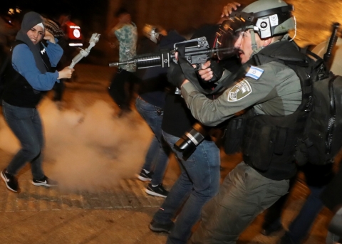 Gerusalemme, le notti di fuoco con 100 feriti nella rivolta tra palestinesi e polizia