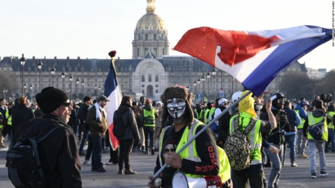 Parigi: scontri in piazza della Bastiglia per la legge in esame sulla “sicurezza globale”