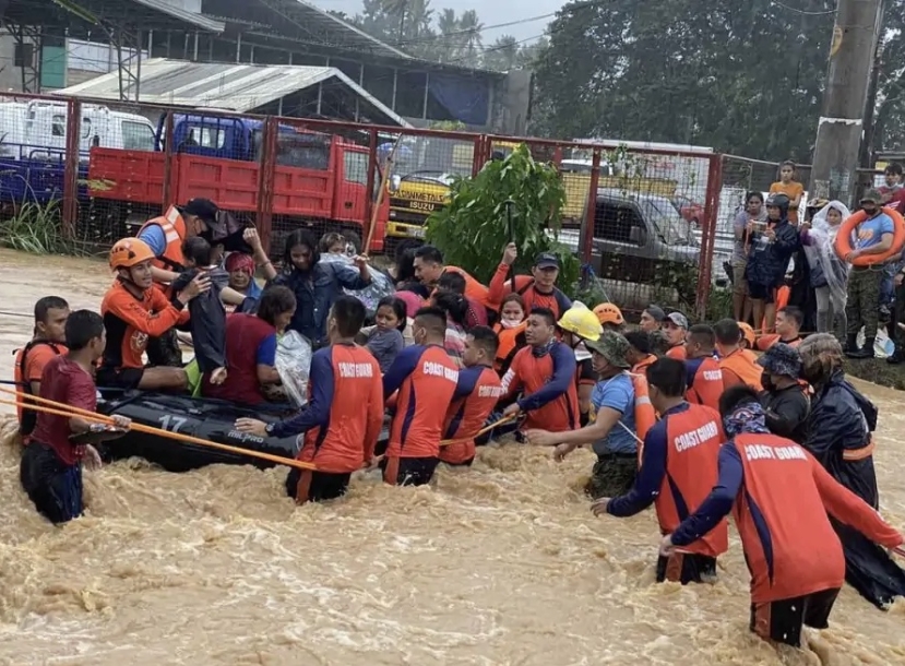 Filippine: un’alluvione causa 27 morti e 29 dispersi. Interessate 400mila persone, 81 mila in rifugi d’emergenza