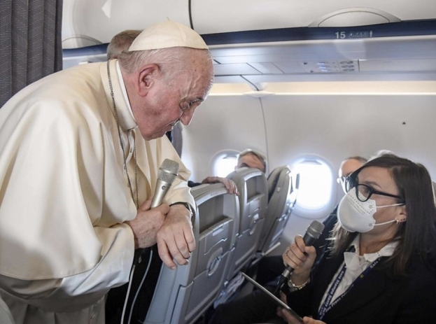 Il ritorno a casa del Papa: “C’è un mondo in guerra. È autodistruzione. Vendere armi è peste”