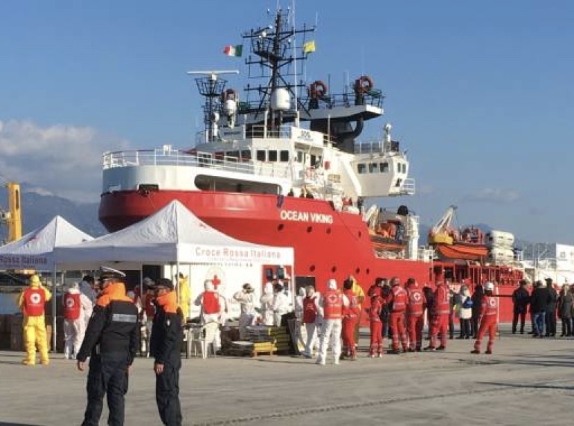 Migranti: iniziate le operazioni di sbarco delle 95 persone a bordo dell’Ocean Viking. Saranno alloggiati nei padiglioni di Carrarafiere