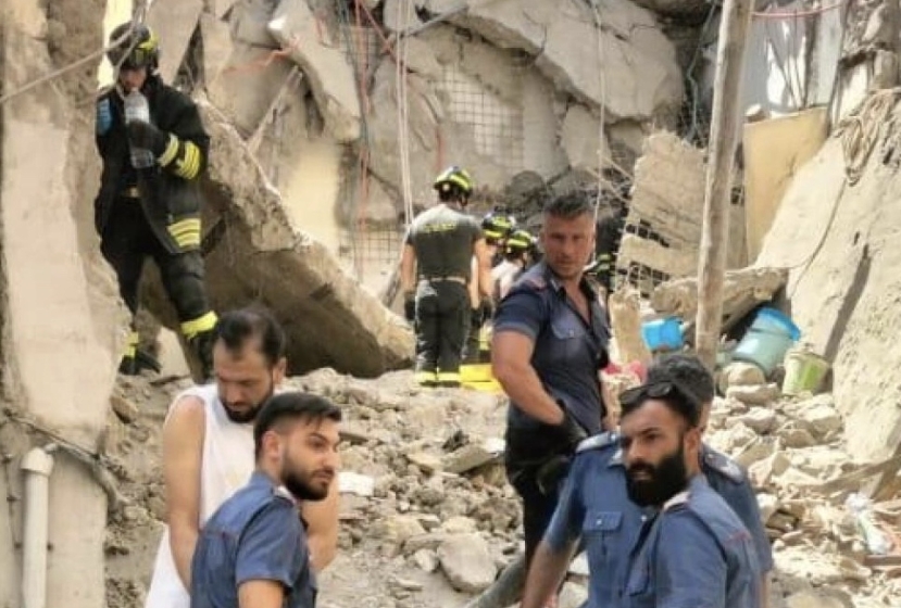 Torre del Greco: salve tre persone nella palazzina crollata. Squadre Usar a lavoro per individuare vittime