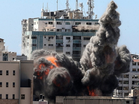 Gaza, conta i danni dei raid aerei israeliani: distrutto l'unico laboratorio anti-Covid. Biden telefona a Netanyhau