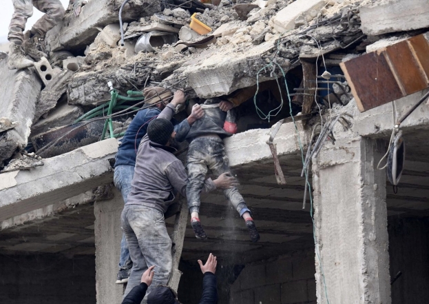 Oltre 4.800 morti in Turchia e Siria. Si è scavato tutta la notte. Ospedali al collasso