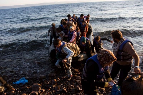 Torna l’allarme sbarchi a Lampedusa: in poche ore 433 migranti arrivati con 15 barchini. Trasferiti all’hotspot Imbriacola