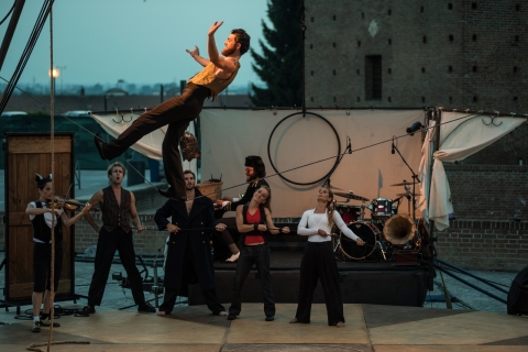 A Lonato del Garda, il Circo Zoè porta in scena Naufragata: suoni, vele e speranze che si consumano nel Mediterraneo