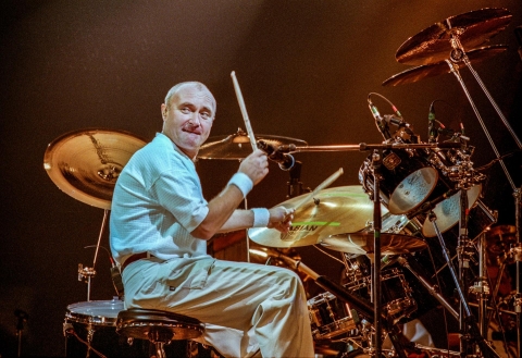 L'addio di Phil Collins alla batteria. Le condizioni di salute del musicista lo costringono a lasciare le bacchette