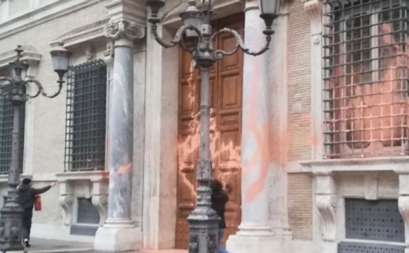 Roma: muri del Senato imbrattati da 5 attivisti con la vernice. Domani l’udienza per direttissima