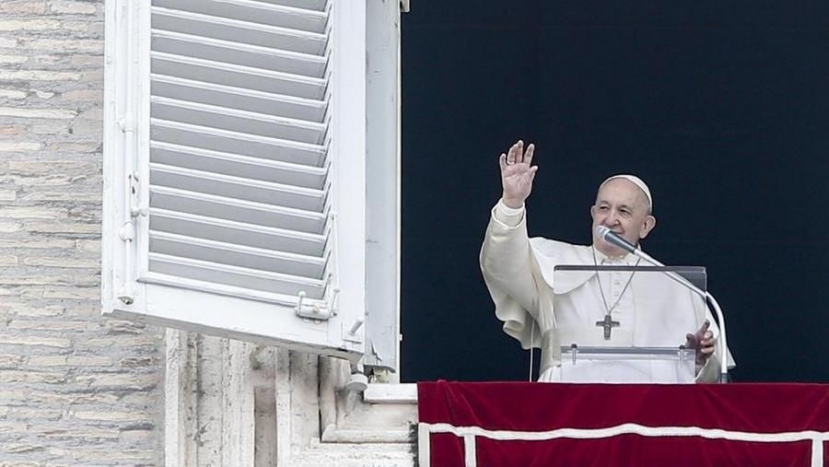 L’Angelus del Papa: “Abbandoniamo ciò che è effimero per ciò che dura per sempre”