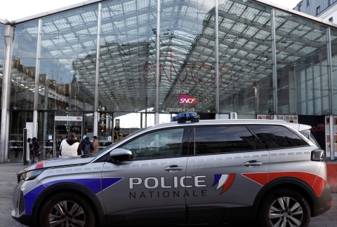 Parigi: fermato dalla polizia l’accoltellatore alla Gare su Nord. Alcune persone ferite ma non gravemente
