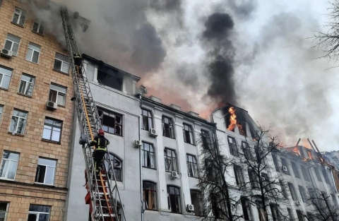 Ucraina: 6 morti e 10 feriti nei raid russi a nord di Kharkiv. Attacchi anche a Zaporizhzhia