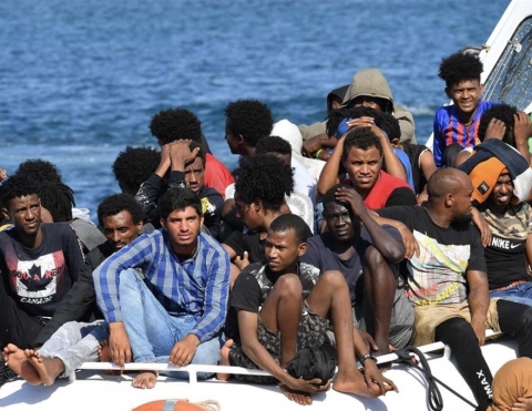 Migranti: dopo i 323 di ieri oggi lo sbarco a Lampedusa di altre 35 persone e 132 in arrivo dalla nave Ocean Viking