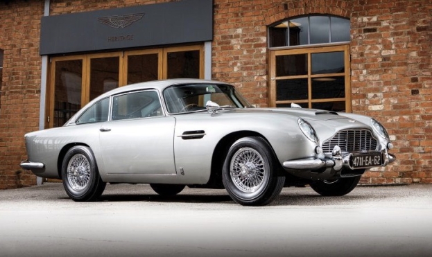 Aston Martin: i 60 di stile della DB5 da James Bond al Goodwood Revival Festival