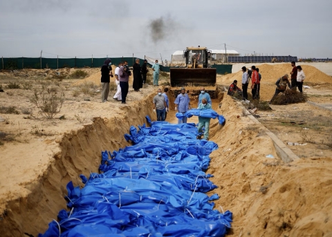 Striscia di Gaza, IDF alla ricerca di possibili ostaggi israeliani morti, scavando tra le tombe di Khan Yunis