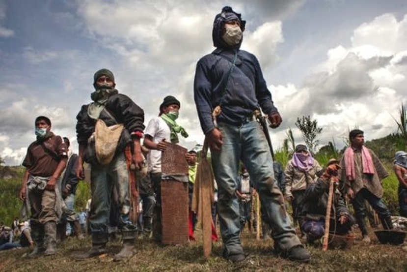Colombia: un commando armato di guerriglieri dei cartelli della cocaina ha ucciso 4 indigeni Nasa e ne ha feriti altri.