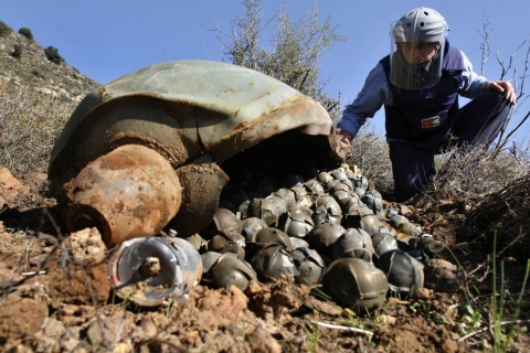Ucraina, Zelensky: “Ci sono oltre 174 mila chilometri di territorio con bombe inesplose”