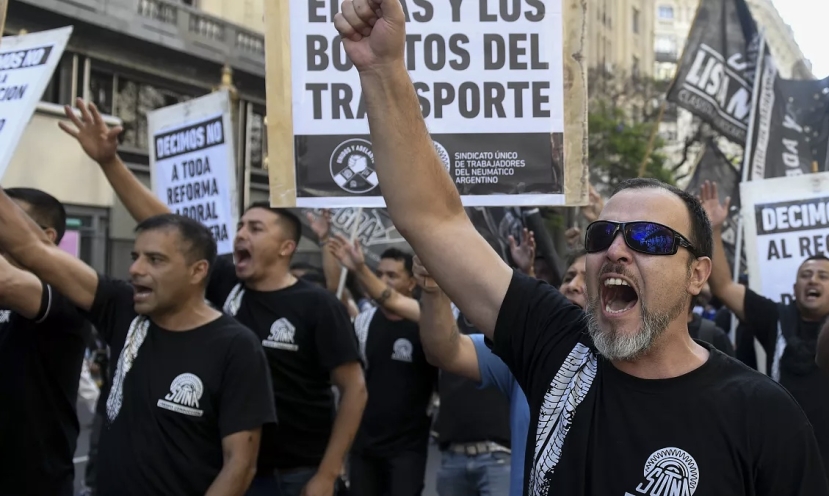 Argentina: le privatizzazioni del neo-presidente Milei infiammano la piazza. Scontri con la polizia