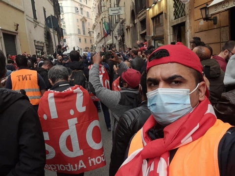Lavoro: gli operai del gruppo FedEx occupano la sede nazionale del Pd a Roma