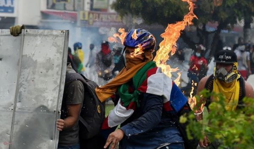 Colombia, aumenta la crisi sociale e scoppia la protesta nelle strade contro il governo