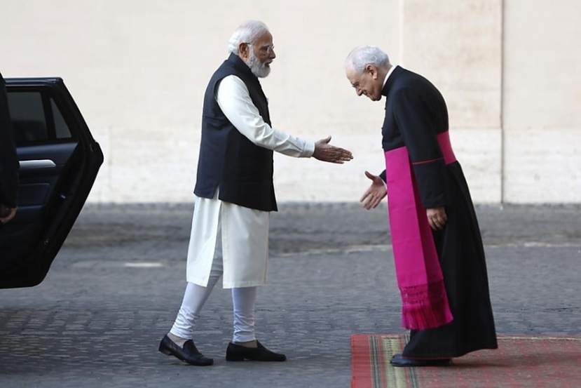 Città del Vaticano, incontro tra Papa Francesco ed il premier indiano Modi. Scambio su clima, diseguaglianze e vaccini
