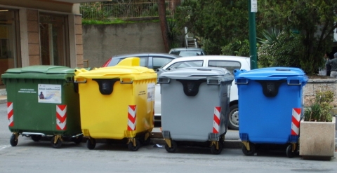 Roma: per i rifiuti della capitale arrivano i nuovi cassonetti previsti dall'UE. Colorazione diversa per la differenziata
