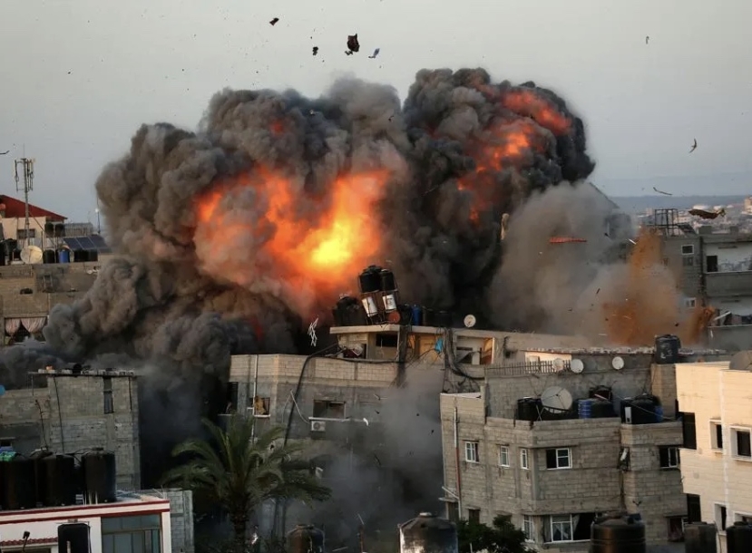 Attacco aereo israeliano nella Striscia di Gaza: 12 vittime e 20 feriti. Richiamati riservisti