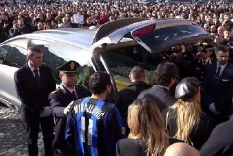 Addio Sinisa: in 2mila ai funerali di Mihajlovic. Al corteo funebre anche Totti, Mancini e Morandi
