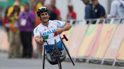 Siena: incidente stradale per Alex Zanardi caduto dalla sua handbike. L'atleta parolimpico è ricoverato in Ospedale