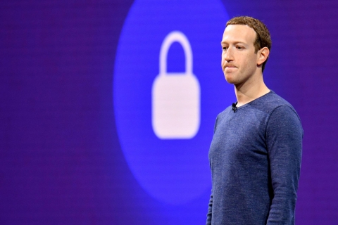 Facebook, Zuckerberg sotto assedio di F Papers decide di cambiare in Meta il nome della piattaforma
