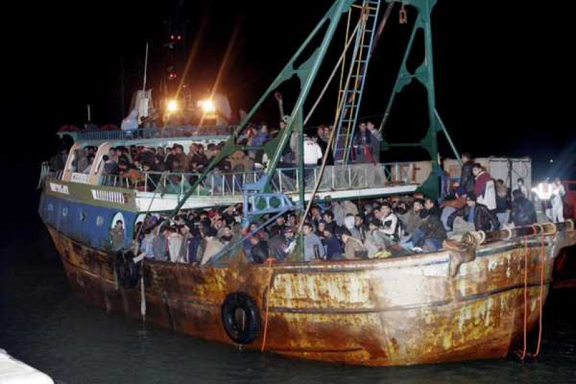 Migranti: a Lampedusa maxi sbarco con 500 persone su un peschereccio in ferro proveniente dalla Libia. Attesa la nave quarantena Aurelia