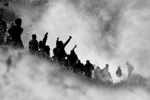 Val di Susa: scontro polizia e manifestanti incappucciati nei cantieri dell’alta velocità. Lanciati petardi sugli agenti