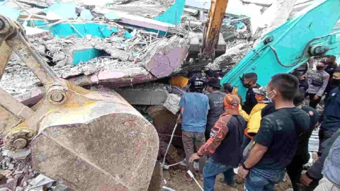 Indonesia: salgono a 56 le vittime del sisma nell’isola di Sulawesi. Si cerca ancora tra le macerie di un ospedale