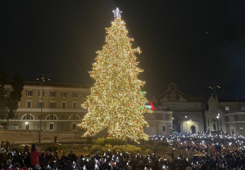 L’albero di Natale traslocato da Piazza Venezia a Piazza del Popolo già campione di selfie
