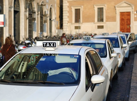 Emergenza taxi: i Comuni di Milano e Roma critiche con il governo sulla questione licenze