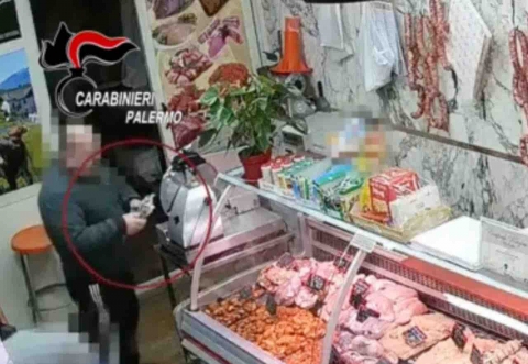 Palermo, droga tra le confezioni di carne in un centrale di spaccio al quartiere Ballarò: 31 arresti della Dda