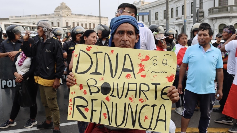 Perù: manifestazione davanti al Congresso con lanci di bombe carta per chiedere le dimissioni della presidente Dina Boluarte