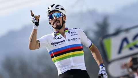 Tour de France: Julian Alaphilippe conquista la maglia gialla sulla tappa Brest-Landerneau