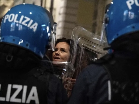No-vax, tensioni a Roma per gli scontri tra polizia e manifestanti. Provocazione di Montagnier a Milano
