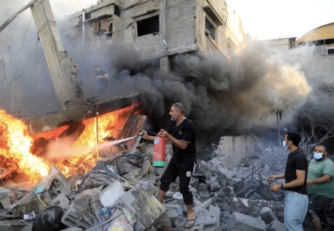 Striscia Gaza, raid aereo israeliano all’alba su ex asilo pieno di rifugiati: 4 vittime e decine di feriti