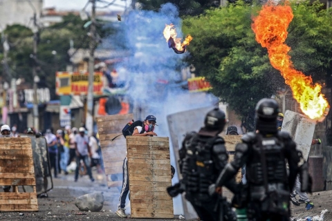 Colombia: la riforma fiscale di Duque infiamma ancora la piazza. Scontri tra esercito e dimostranti