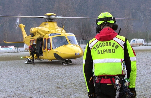 Precipitato un elicottero privato a Cervinia. Un morto e un ferito trasferito dal Soccorso Alpino a Berna