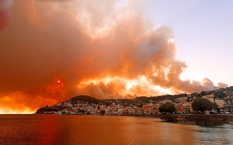 Grecia: l’isola di Evia avvolta dalle fiamme. Evacuate 2700 persone via mare