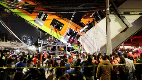 Città del Messico: si fermano i soccorsi dopo il crollo del ponte della metro. Bisogna mettere in sicurezza l'area