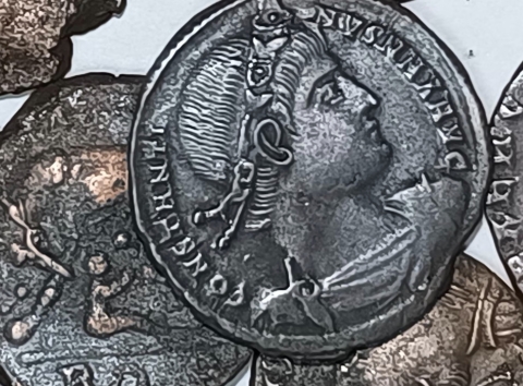 Archeologia: la scoperta ad Arzachena in Sardegna di un tesoro di monete antiche del periodo di Licinio